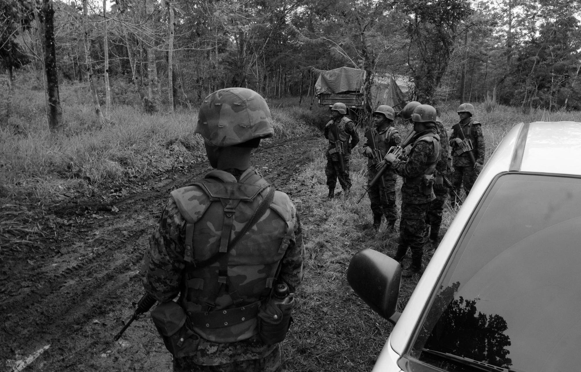 Soldados hondureños resguardan 15 toneladas de cocaína incautada en Patagallina, municipio de Santa Rita, en el departamento de Yoro. La droga fue encontada en un caja fuerte subterránea que funcionaba como laboratorio. Foto: AFP/STR.