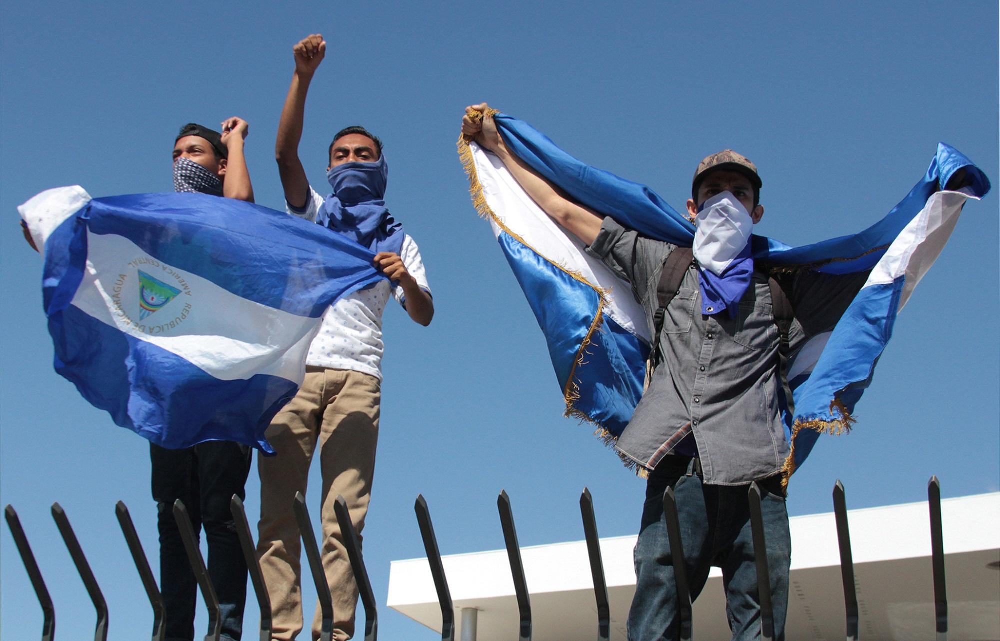 Opositores al régimen de Ortega se manifiestan el 16 de marzo en la zona comercial de Managua, la capital nicaragüense. Foto Maynor Valenzuela (AFP).