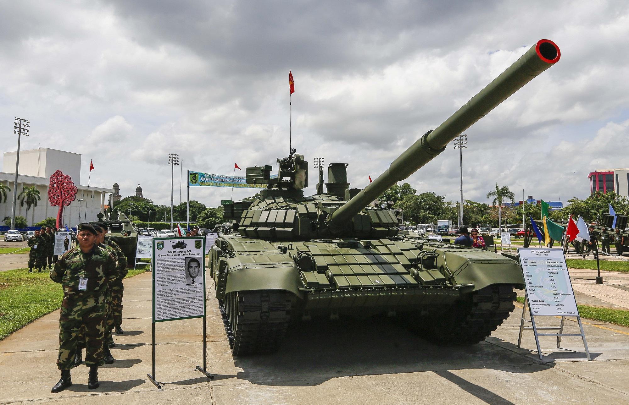 Exhibido en una plaza de Managua, este es uno de los poderosos tanques T-72 adquiridos por Nicaragua a Rusia. Trascendió que son 50 los comprados por un monto que ronda los 80 millones de dólares. Foto Inti Ocón (AFP).