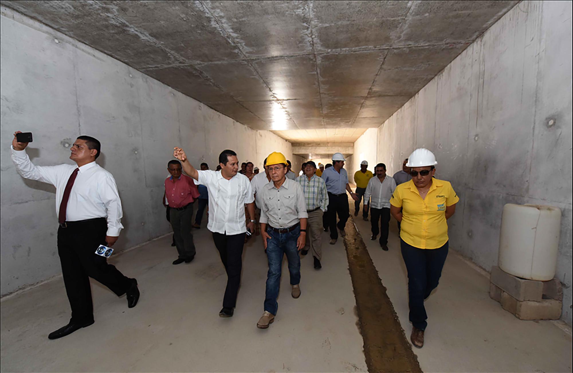 Recorrido de Gerson Martínez en la construcción de la terminal del Sitramss, el 31 de agosto de 2015.
