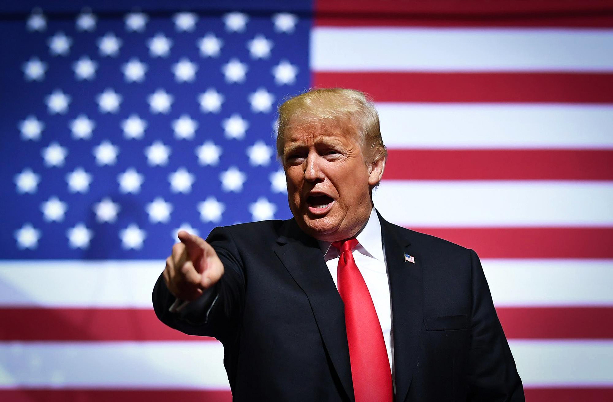 El presidente de los Estados Unidos, Donald Trump, hace gestos mientras habla durante un mitin en el WesBanco Arena en Wheeling, West Virginia, el 29 de septiembre de 2018. / AFP PHOTO / MANDEL NGAN
