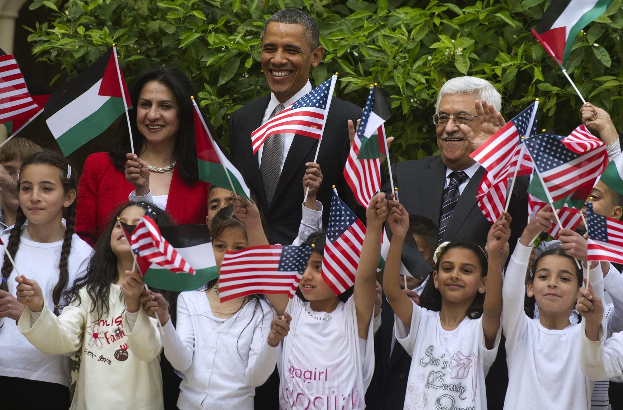 La alcaldesa de Belén, Vera Baboun, y el presidente de la Autoridad Nacional Palestina, Mahmud Abás, posan junto al expresidente estadounidense Barack Obama, en la visita que hizo a Tierra Santa en marzo de 2013. Foto Saúl Loeb (AFP).