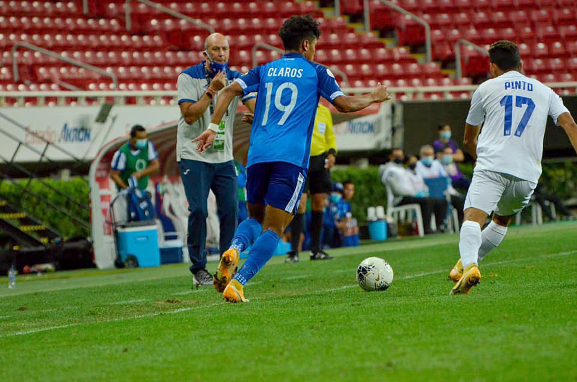 Lizandro Claros conduce el balón durante el partido que la selección sub 23 de El Salvador empató contra Honduras el 22 de marzo de 2021 en el estadio Akron, en Guadalajara (México). Foto de El Faro: cortesía de Federación Salvadoreña de Fútbol.