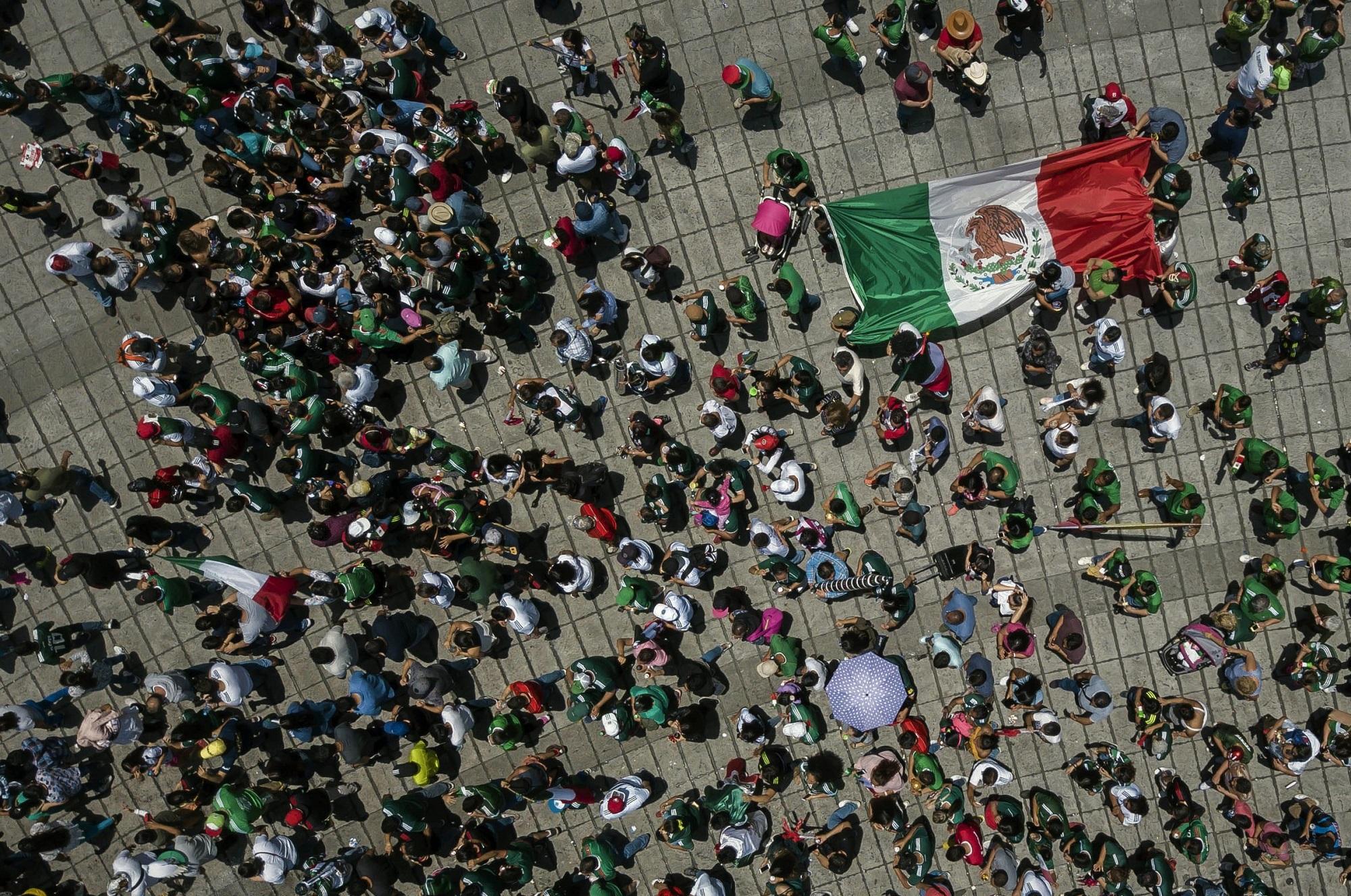 Aficionados de México festejan la histórica victoria ante la selección de Alemania en el monumento a la Independencia, en la Ciudad de México. Foto César Vicuña (Xinhua).
