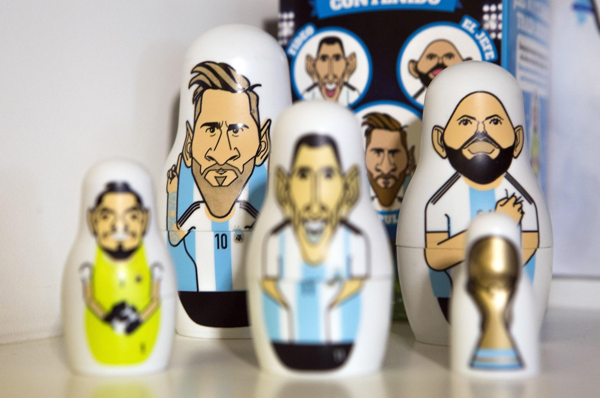 Una matrioshka con varios de los jugadores argentinos que han disputado el Mundial de Rusia 2018. Foto Martín Zabala (Xinhua).