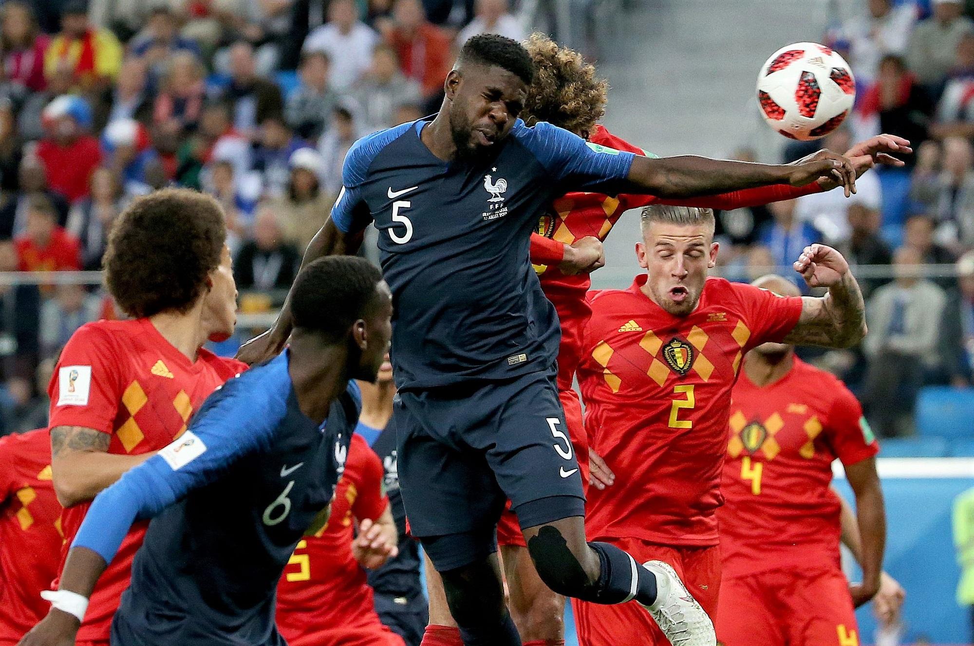 El francés Samuel Umtiti anota de cabeza el gol que ha llevado a suu país a la final de la Copa Mundial de la FIFA. Foto Li Ming (Xinhua).