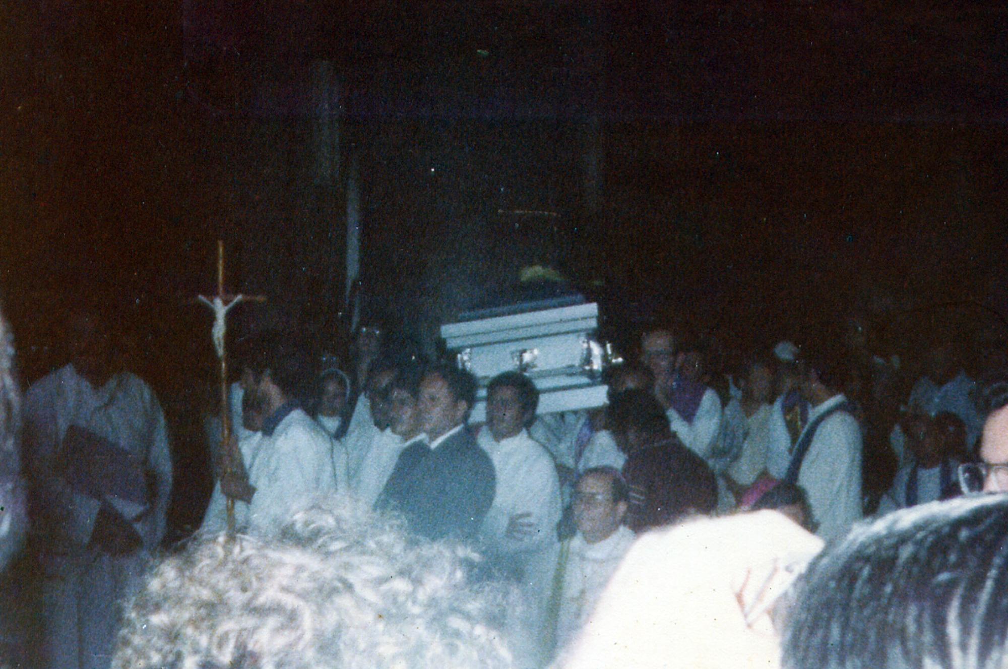 Feligreses cargan al ataúd con el cuerpo de monseñor Óscar Arnulfo Romero, el 30 de marzo de 1980, en Catedral Metropolitana, en San Salvador. Foto: Cortesía del Museo de la Palabra y la Imagen (MUPI).