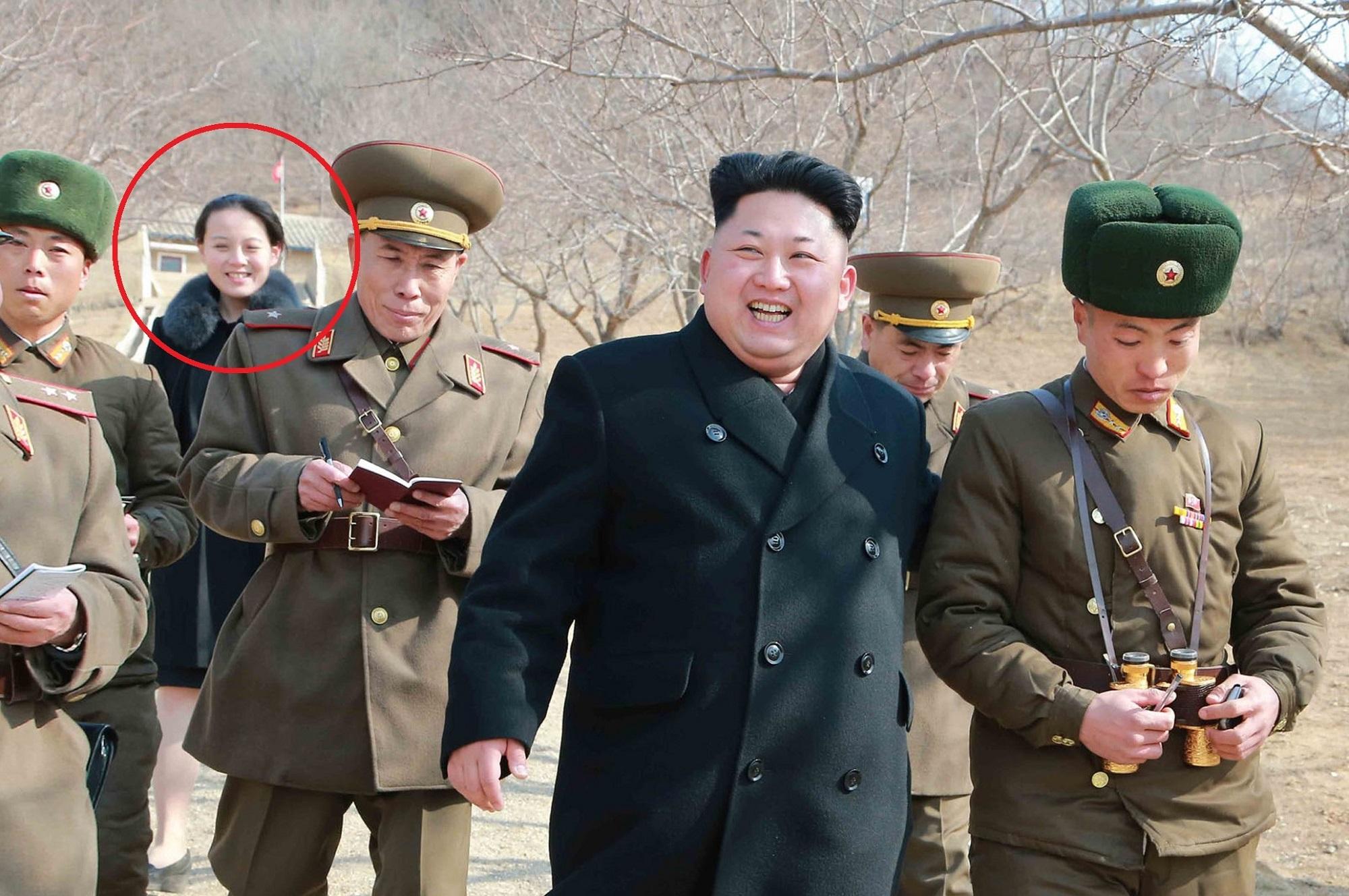 En esta imagen, difundida por al agencia norcoreana de noticias en marzo de 2015, se aprecia al fondo a Kim Yo-jong, la cada vez más influyente hermana menor del presidente Kim Jong-un, en primer plano. Foto AFP.