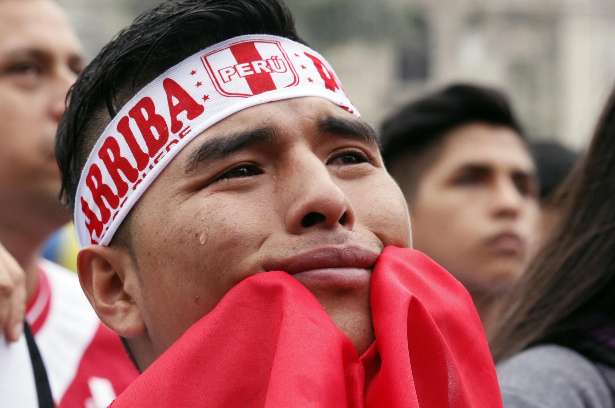 Un aficionado peruano llora la eliminación de su país sin siquiera haber disputado los tres partidos de la fase de grupos. Foto Luis Camacho (Xinhua).