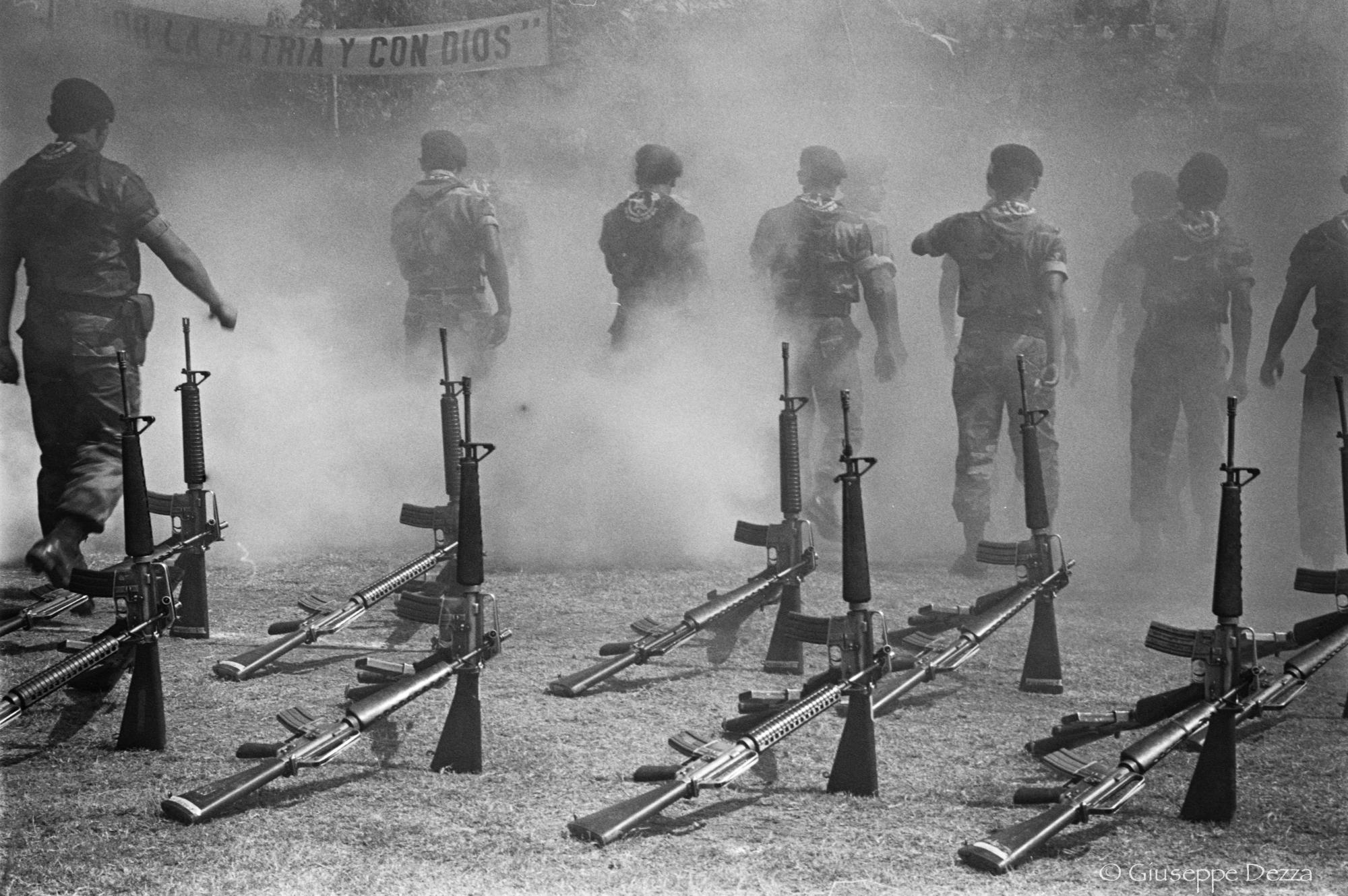 1992. Ceremonia de disolución del Batallón de Infantería de Reacción Inmediata Atlacatl, uno de las cinco batallones contrainsurgentes más temidos durante la guerra. Entrenados por los EE.UU., el Atlacatl inició operaciones en 1981. Foto de Giuseppe Dezza