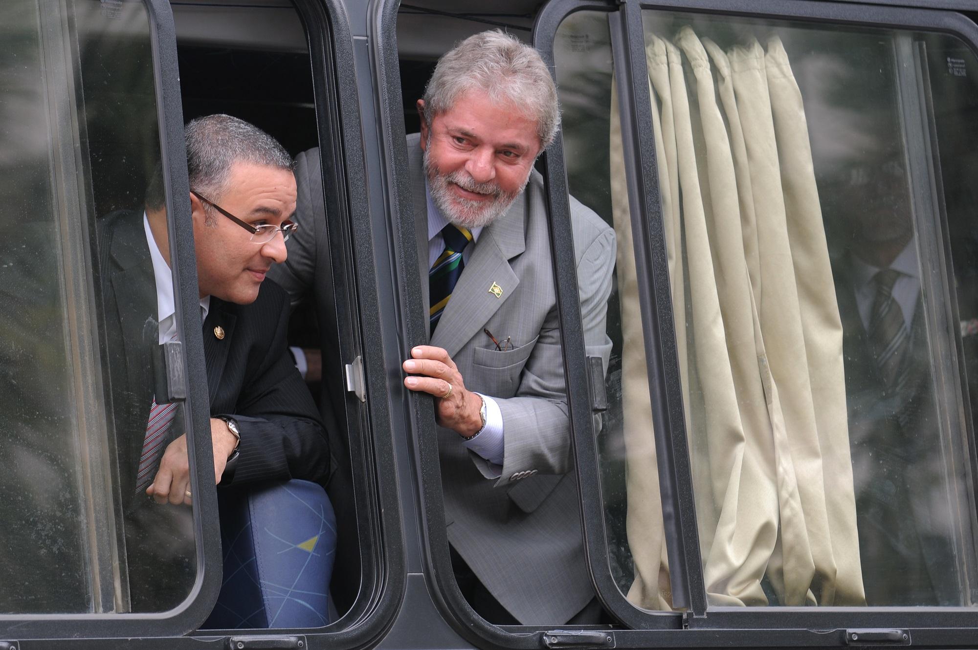 El expresidente brasileño Lula da Silva y el expresidente salvadoreño Mauricio Funes, fotografiados durante la visita de Estado que el mandatario de Brasil hizo a El Salvador en febrero de 2010. Foto José Cabezas (AFP).
