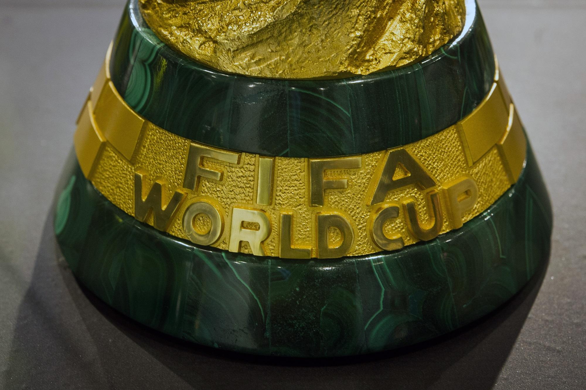 Detalle del trofeo de la Copa Mundial de Fútbol de la FIFA. Foto Yasuyoshi Chiba (AFP).