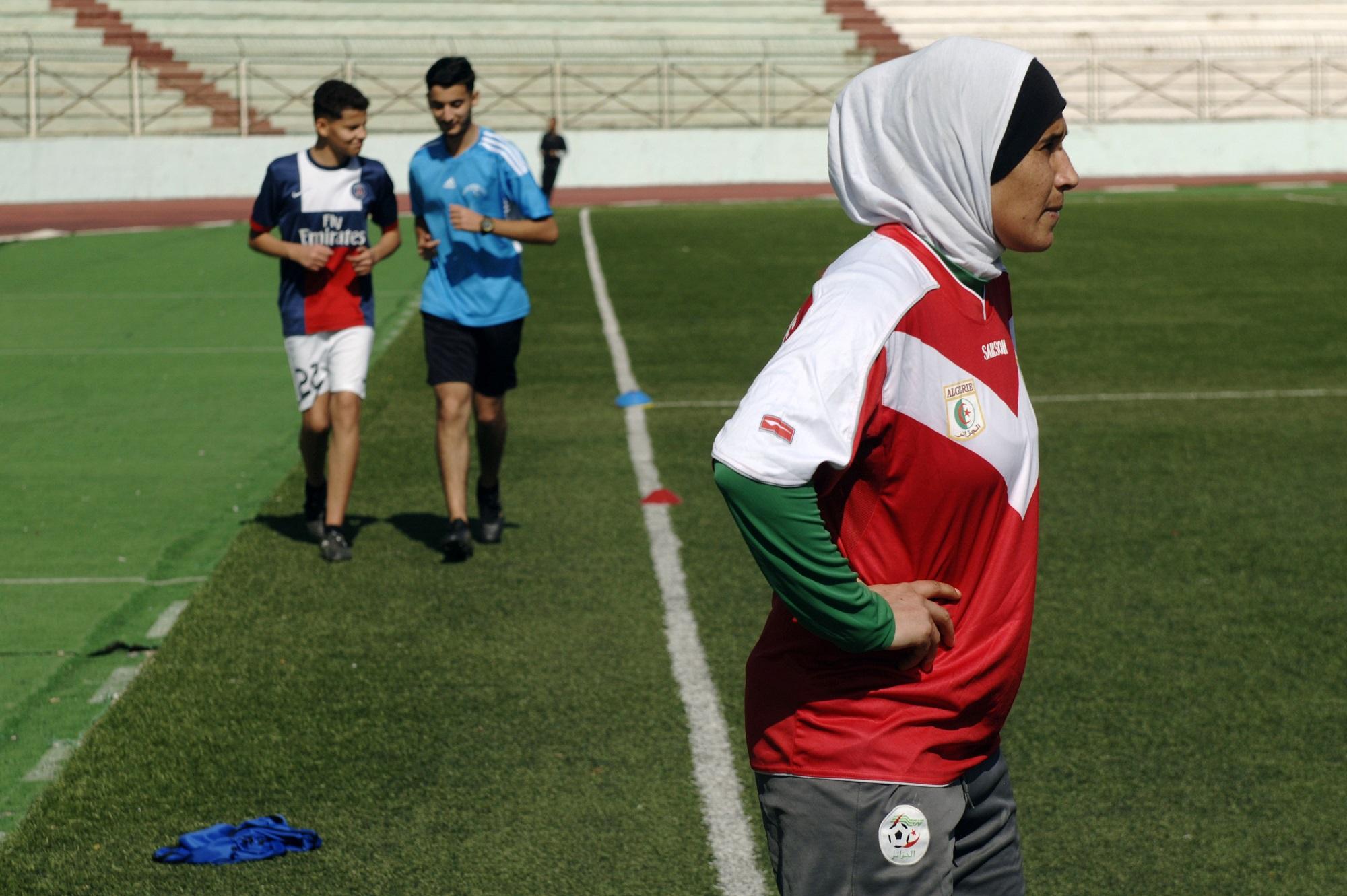 Keltoum Arabi Aouda, jugadora del ‘Afak Relizane’, el equipo de fútbol que ha dominado en este país musulmán durante la presente década, entrena con la cabeza cubierta. Foto AFP.