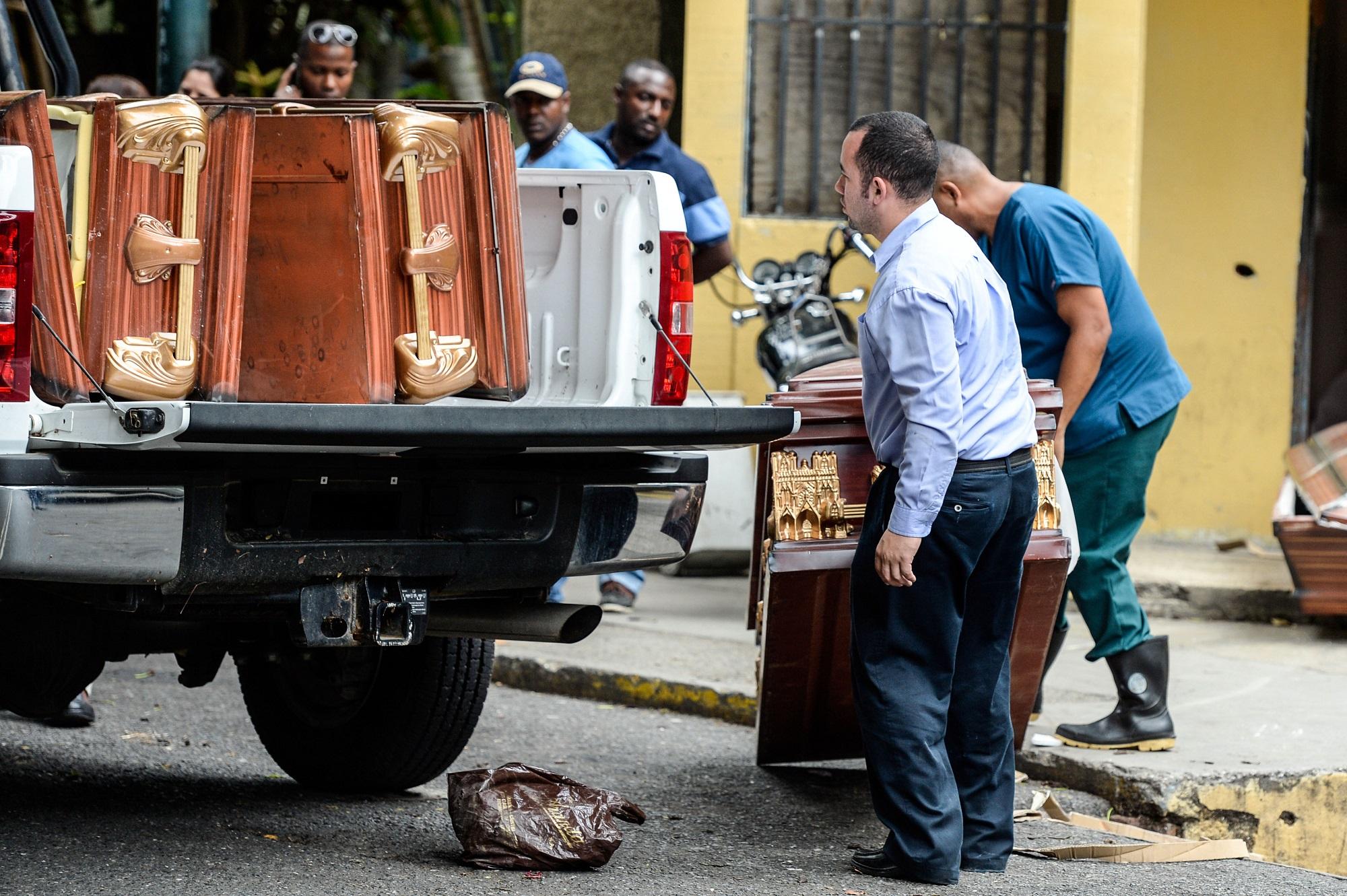 Un camión cargado con ataúdes frente al instituto forense de Caracas, la capital de Venezuela.  Foto Federico Parra (AFP).