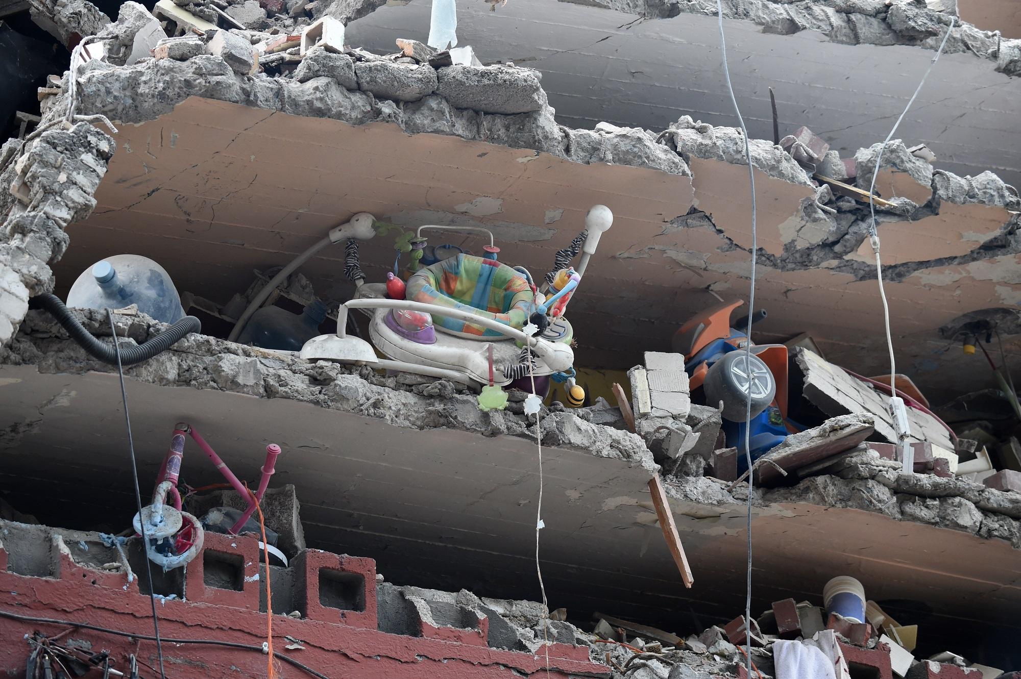 Juguetes e implementos para bebés quedaron al descubierto en uno de los apartamentos destruidos por el terremoto de 7.1 grados Richter que el 19 de septiembre golpeó Ciudad de México. Foto Alfredo Estrella (AFP).