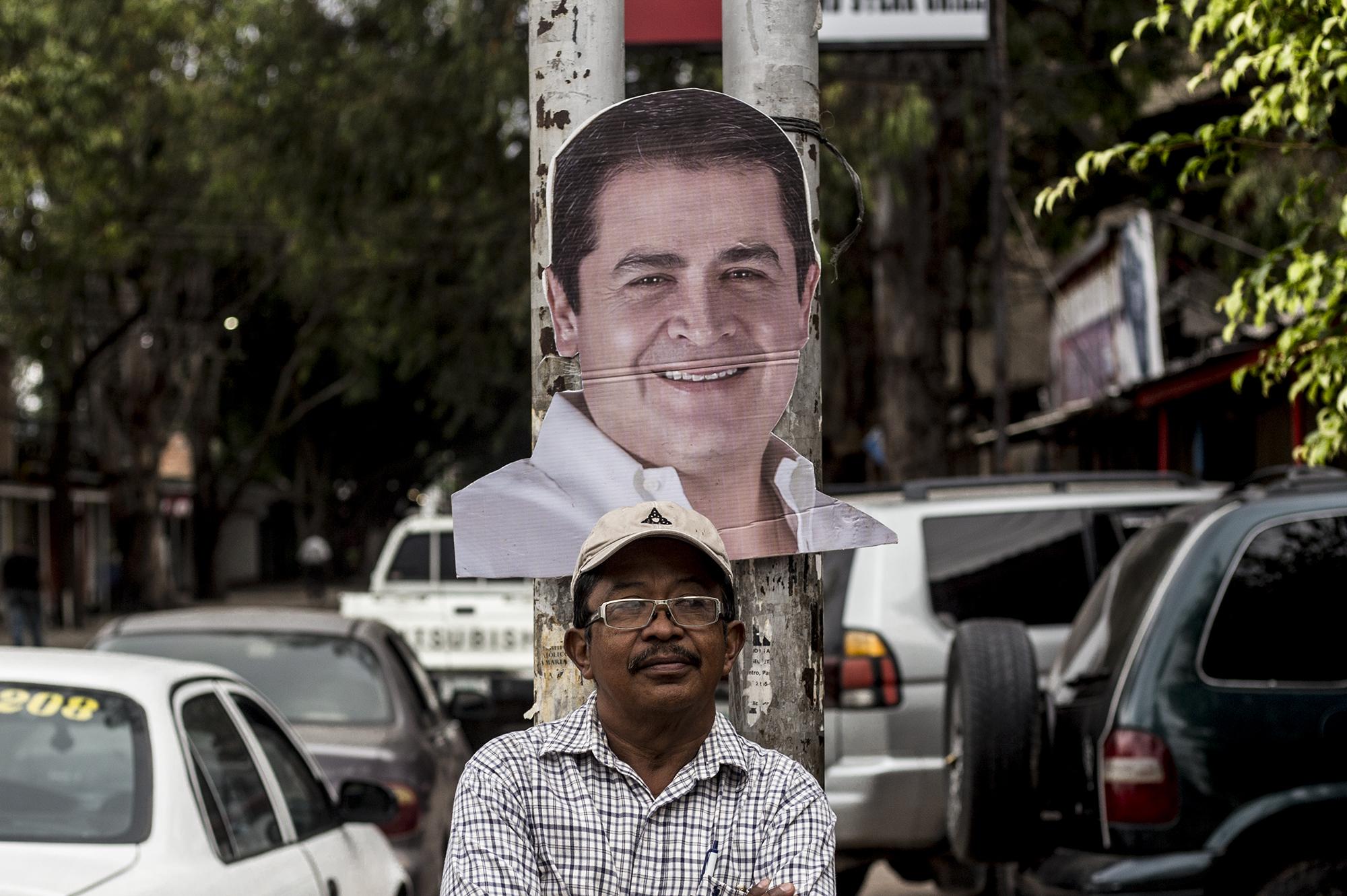 Luis González, de 60 años, asegura que no está de acuerdo en la reelección de Juan Orlando Hernández, pero que votó por él debido a que siempre ha apoyado al Partido Nacional. Foto Fred Ramos.