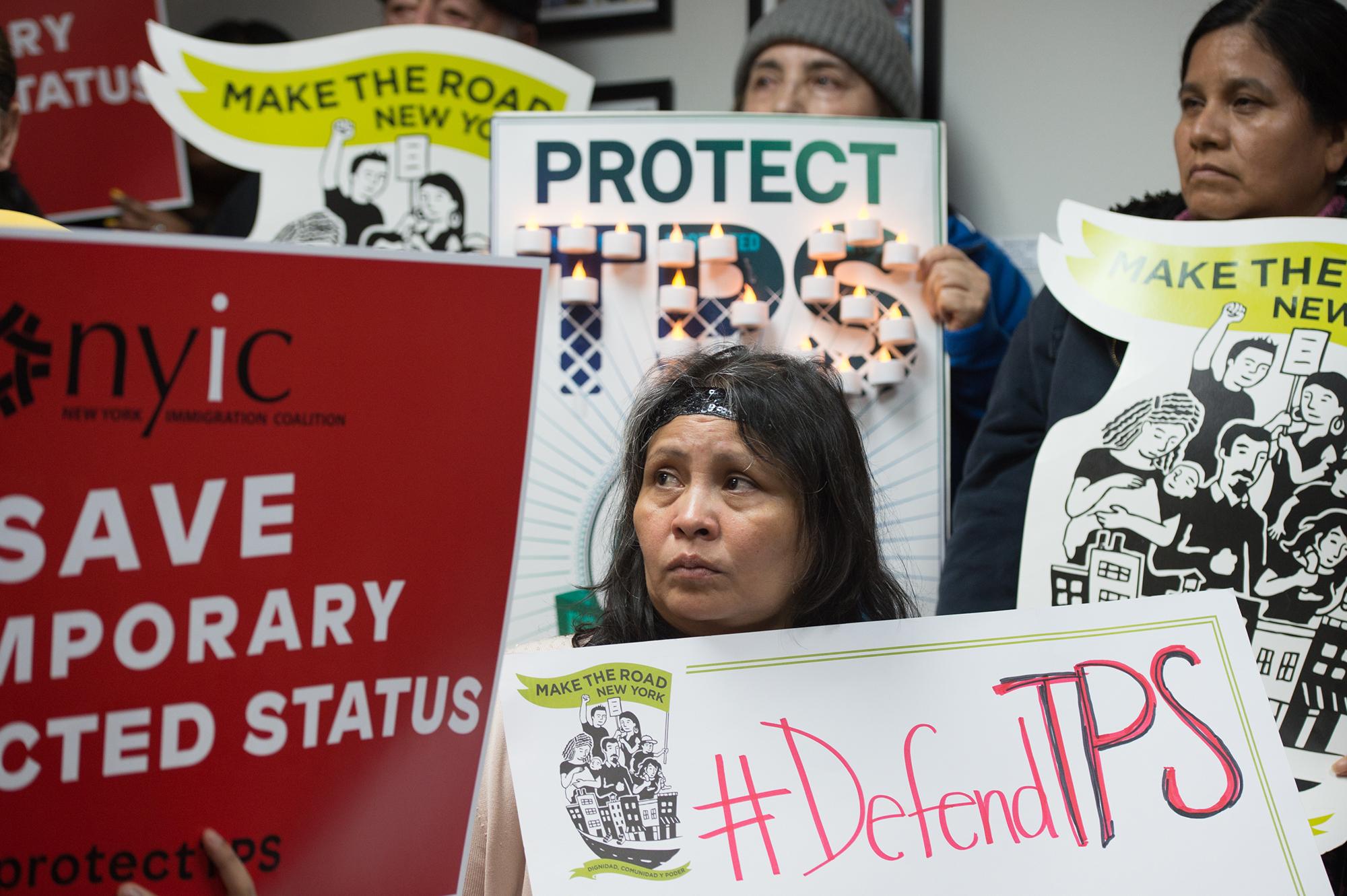 Inmigrantes y activistas durante una conferencia de prensa en la mañana del 8 de enero,  para exigir al gobierno de Estados Unidos extender el TPS para los 200,000 salvadoreños amparados en el programa. Foto: AFP / Bryan R. Smith 
