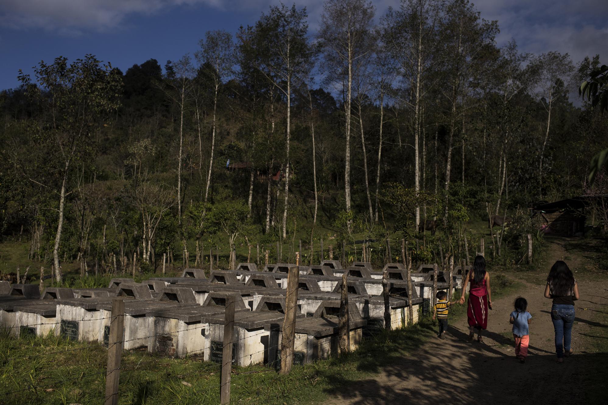 Cementerio de la aldea Cocop, del municipio de Nebaj. En este lugar ocurrió una de las primeras masacres de la región Ixil, el 16 de abril de 1981. Foto de El Faro: Víctor Peña. 