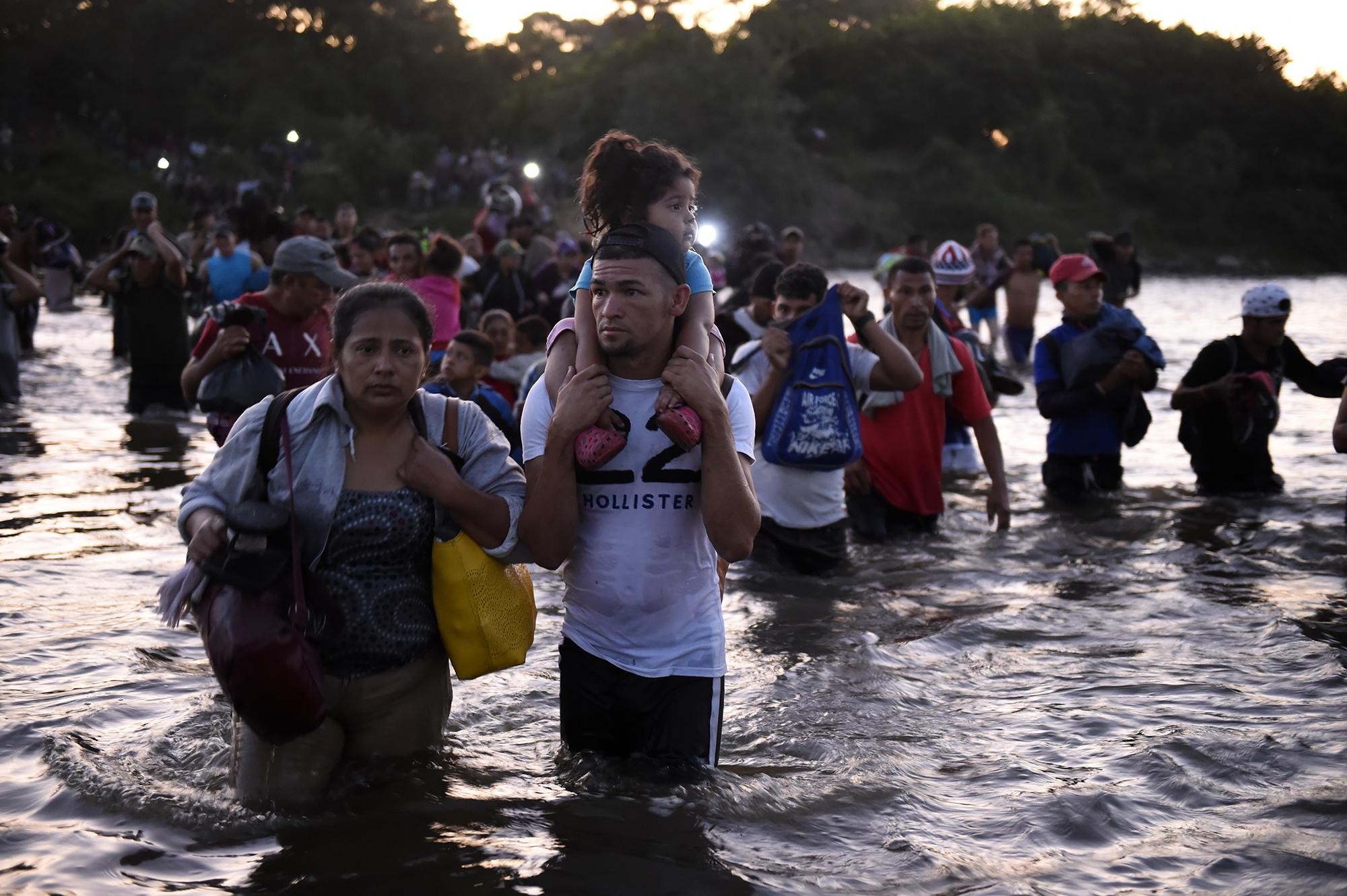 La caravana sorteó el río Suchiate. Cruzó lejos de la zona de control migratorio ubicada en el puente Rodolfo Robles. Alrededor de 3,000 personas, muchas de ellas con niños, caminaron por las calles del Estado de Chiapas en busca de Tapachula. Foto de AFP: Alfredo Estrella.
