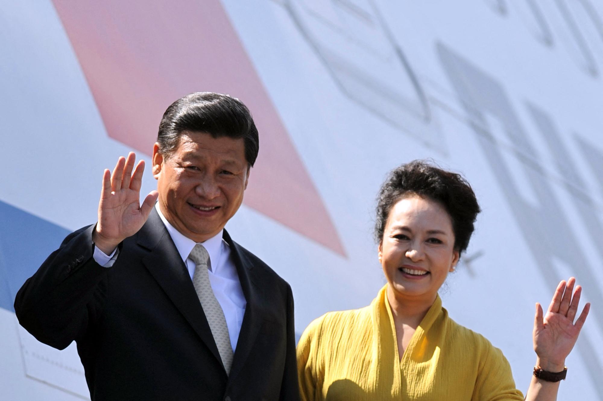 Presidente de China Xi Jinping y su esposa Peng Liyuan se despiden antes de tomar su vuelo hacia México en el aeropuerto internacional de Costa Rica en junio 2013. Para entonces, Costa Rica era el único país que tenía relaciones diplomáticas con Beijing. Foto: Héctor Retamal / AFP.