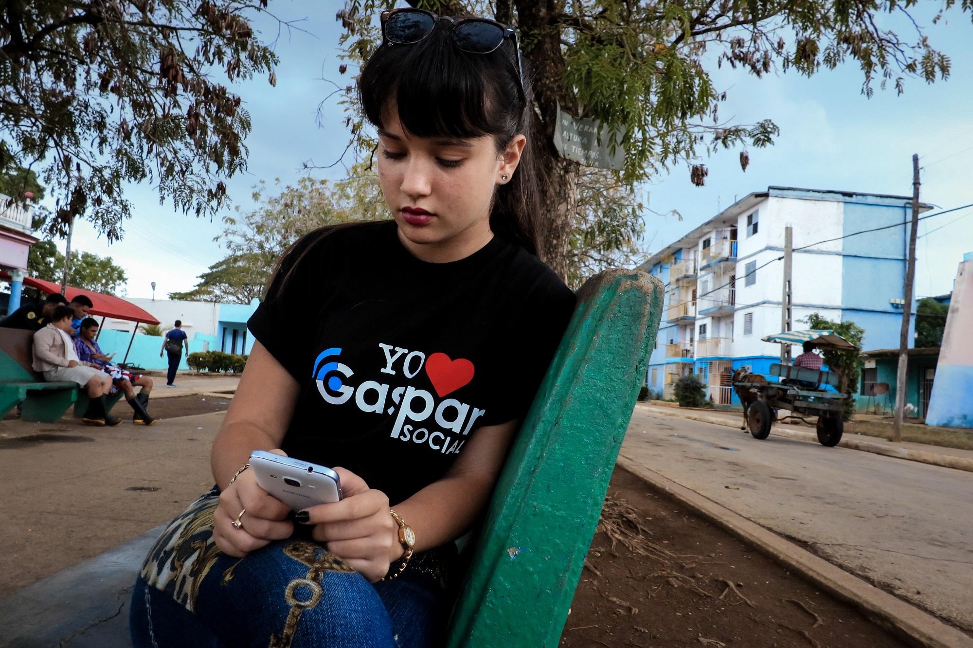 Una joven vecina Gaspar, un pueblo de 7,500 habitantes en la provincia cubana de Ciego de Ávila, navega en 