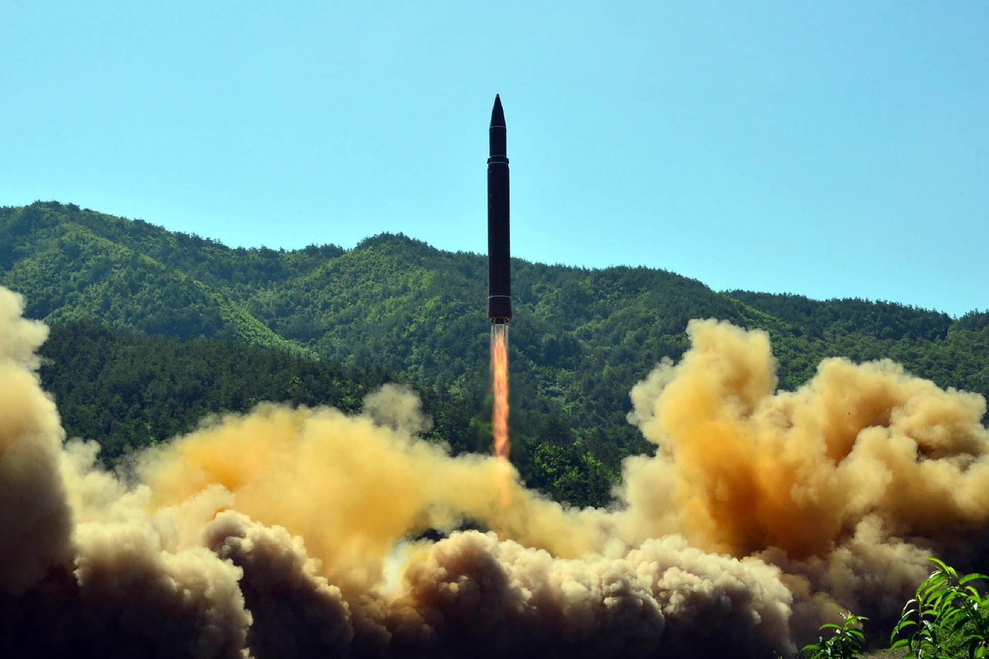 Imagen del lanzamiento del misil intercontinental realizado el 4 de julio por el régimen norcoreano, difundida un día después por la agencia de noticias oficial, la KCNA. Foto AFP.