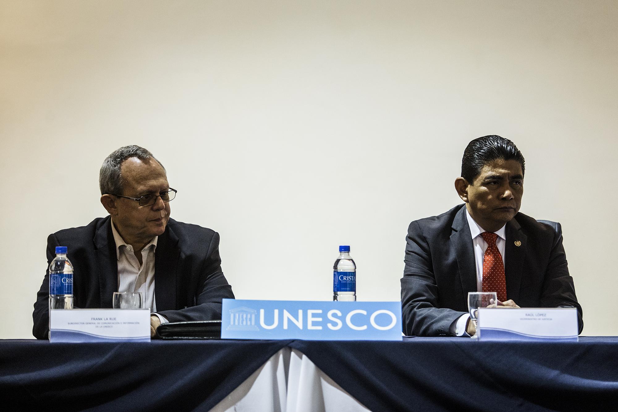 Frank LA Rue (sub-director de Comunicación e Información UNESCO) y Raúl López (Vice Ministro de Justicia y Seguridad) durante una conferencia de prensa sobre seguridad de periodistas y lucha contra la impunidad el 31 de agosto de 2017. 