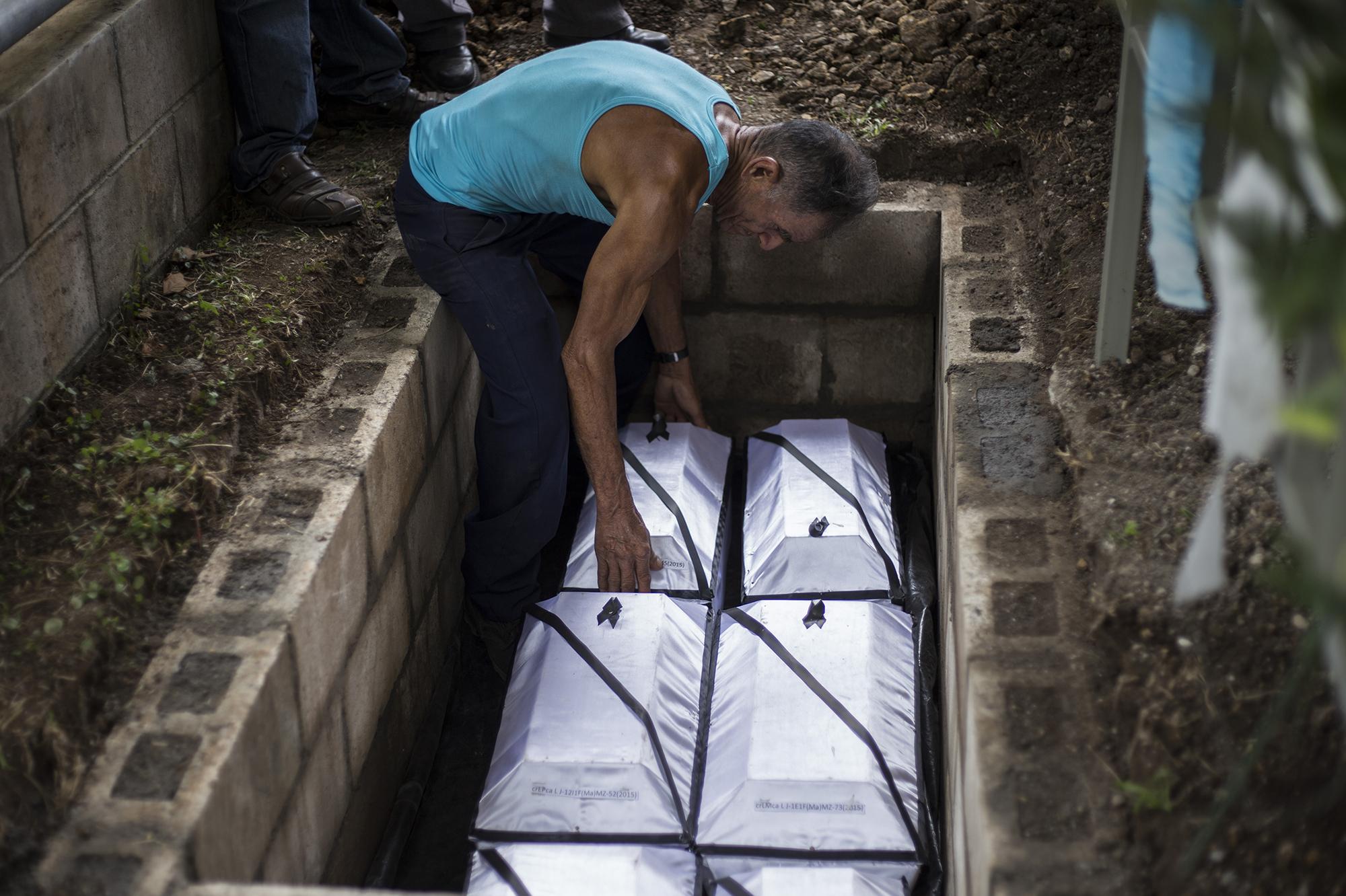 On December 11, 2017, José de Los Ángeles Mejía buried his children in the memorial plot in the canton of La Joya, three days after testifying in the Second Court of the First Instance in San Francisco Gotera. Photo: El Faro / Víctor Peña