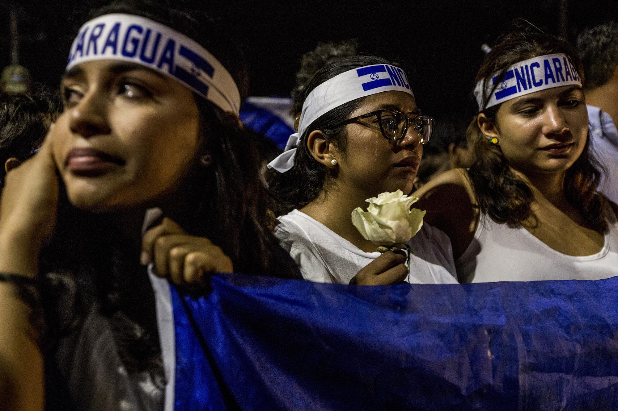 Tres jóvenes nicaragüenses lamentan en una convocatoria en el redondel Jean Paul Genie, el 25 de abril, la muerte de los fallecidos durante las protestas en contra de las reforma del Instituto Nicaragüense del Seguro Social. Foto Fred Ramos.