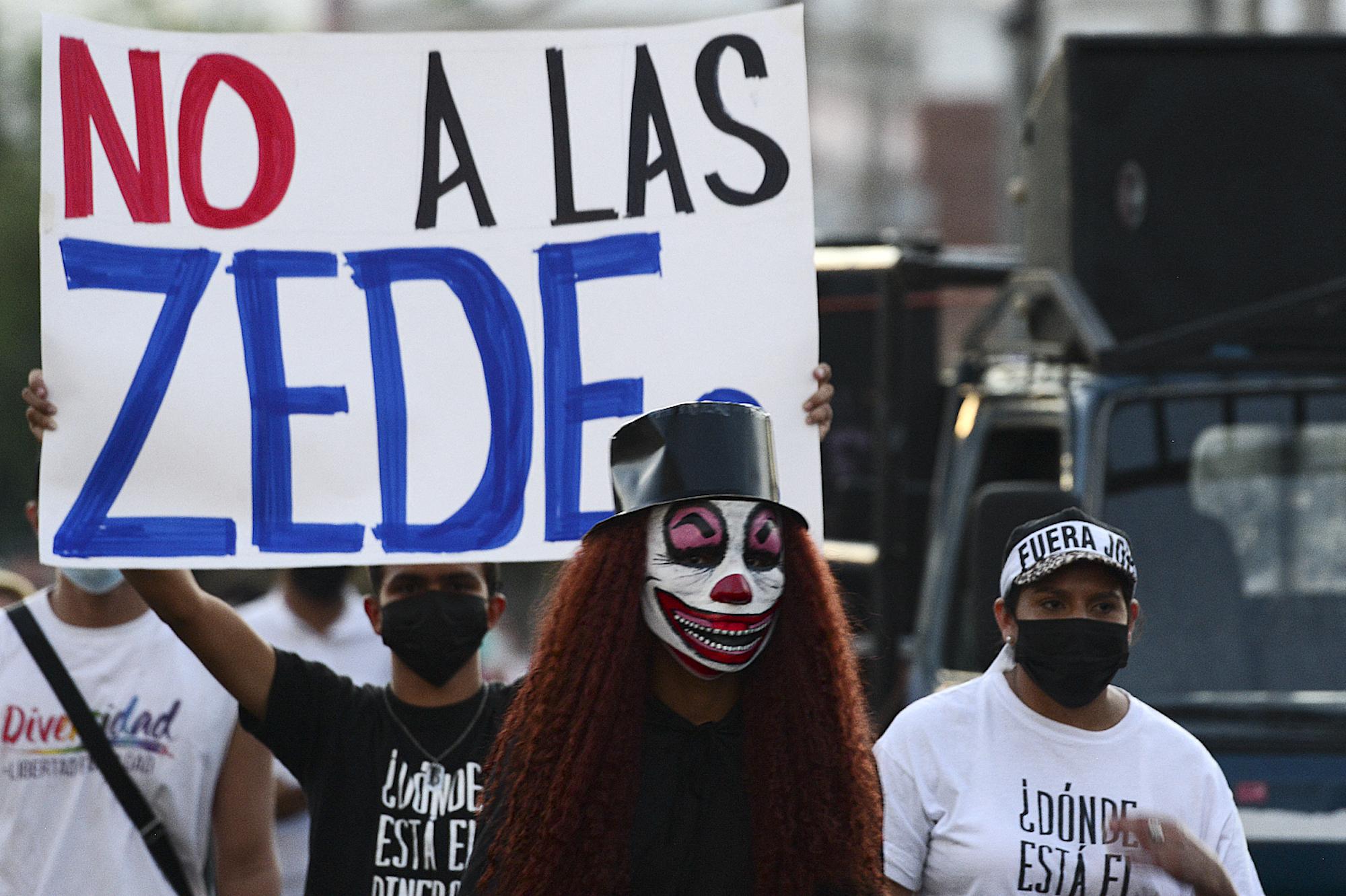 Ciudadanos se manifiestan en contra de las Zonas de Empleo y Desarrollo Económico en Tegucigalpa, Honduras, el 23 de julio 2021. Foto: Orlando SIERRA / AFP.
