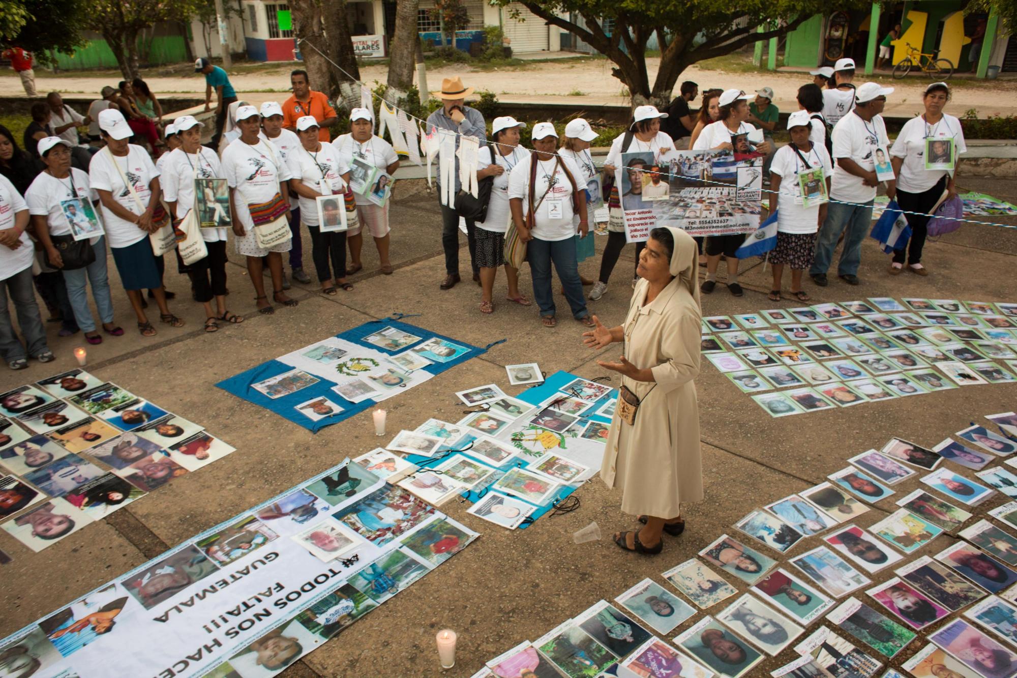 Las madres de la caravana durante un evento en Palenque, Chiapas, México, en 2015, en plena plaza del pueblo, con las imágenes de sus desaparecidos. Foto de El Faro: Archivo.
