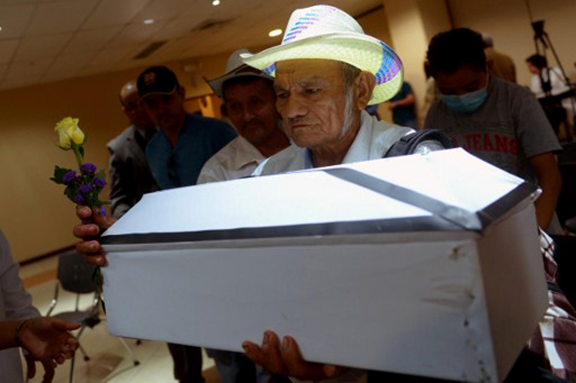 El 20 de mayo de 2016, la Corte Suprema de Justicia entregó los restos exhumados de 11 víctimas de la masacre de El Mozote. En diciembre de 1981, miembros del Batallón Atlacatl, un cuerpo élite entrenado por Estados Unidos, lideró la masacre de 978 campesinos. Foto AFP | Marvin Recinos.