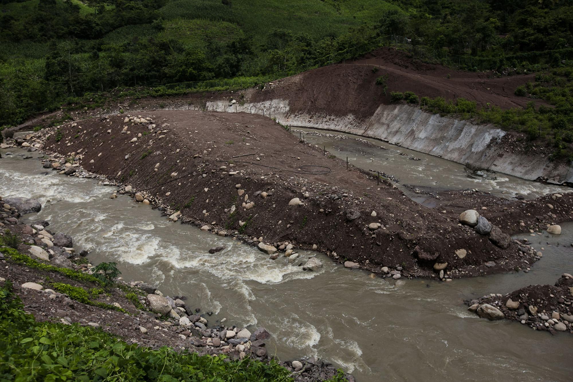 Construction of the Agua Zarca hydroelectric project, in the Gualcarque River in San Francisco de Ojuera, between the departments of Santa Bárbara and Intibucá. Here, the company plans to construct one of the three tunnels, which will transport some of the water to the power plant.