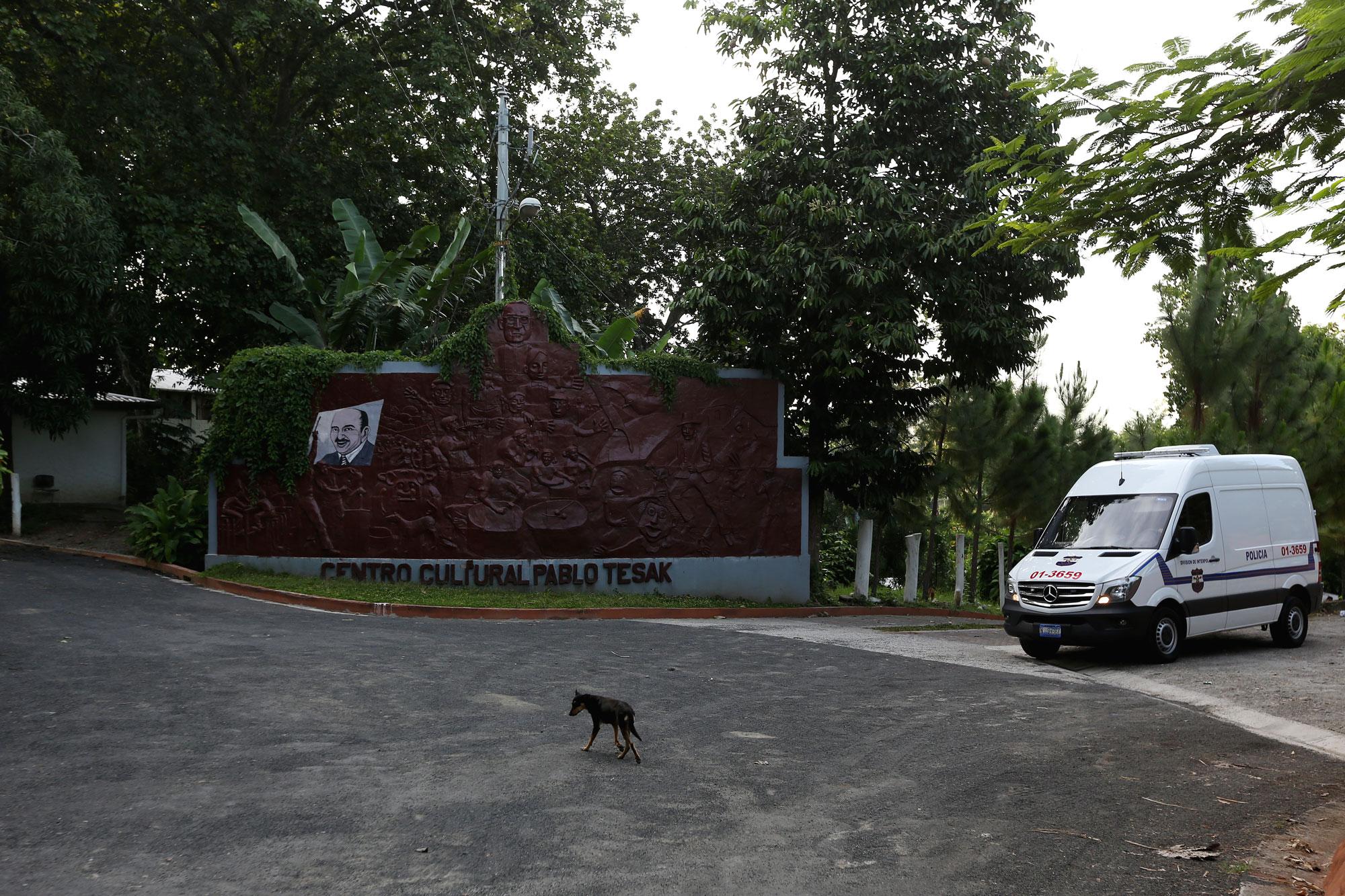 Vehículo de la Interpol se retira de las instalaciones del museo Tesak. Hoy 3 de octubre la FGR allanó el Museo para incautar piezas arqueológicas reclamadas por Guatemala