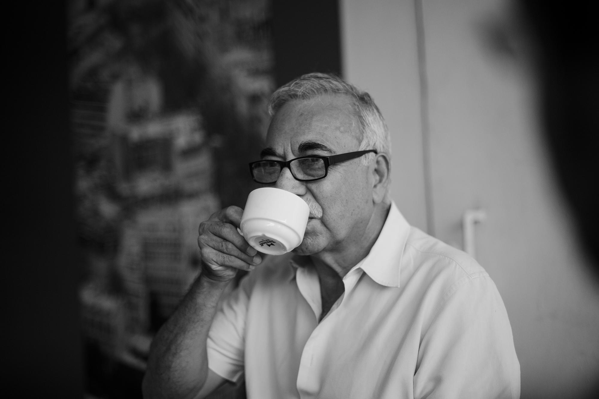 Héctor Recinos bebe café durante una entrevista que concedió a El Faro en el año 2015. Fotografía Fred Ramos (El Faro).