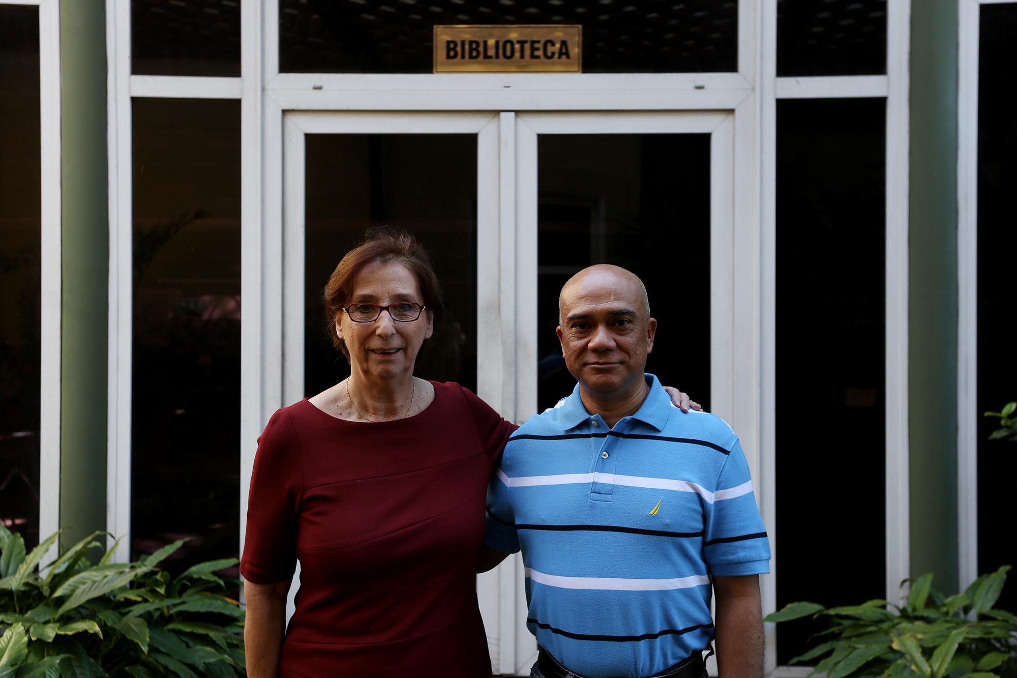 La lingüista Ana María Nafría y el lexicógrafo Francisco Domínguez en salón de la Casa de Las Academias. Foto: Fred Ramos