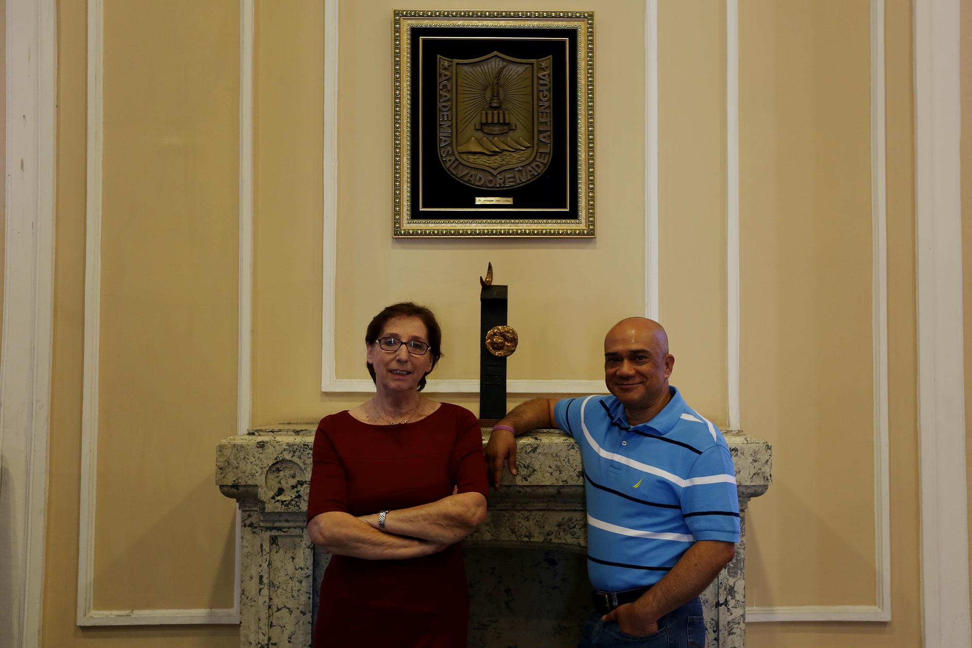 La lingüista Ana María Nafría y el lexicógrafo Francisco Domínguez en salón de la Real Academia de la Lengua Española en La Casa de Las Academias.