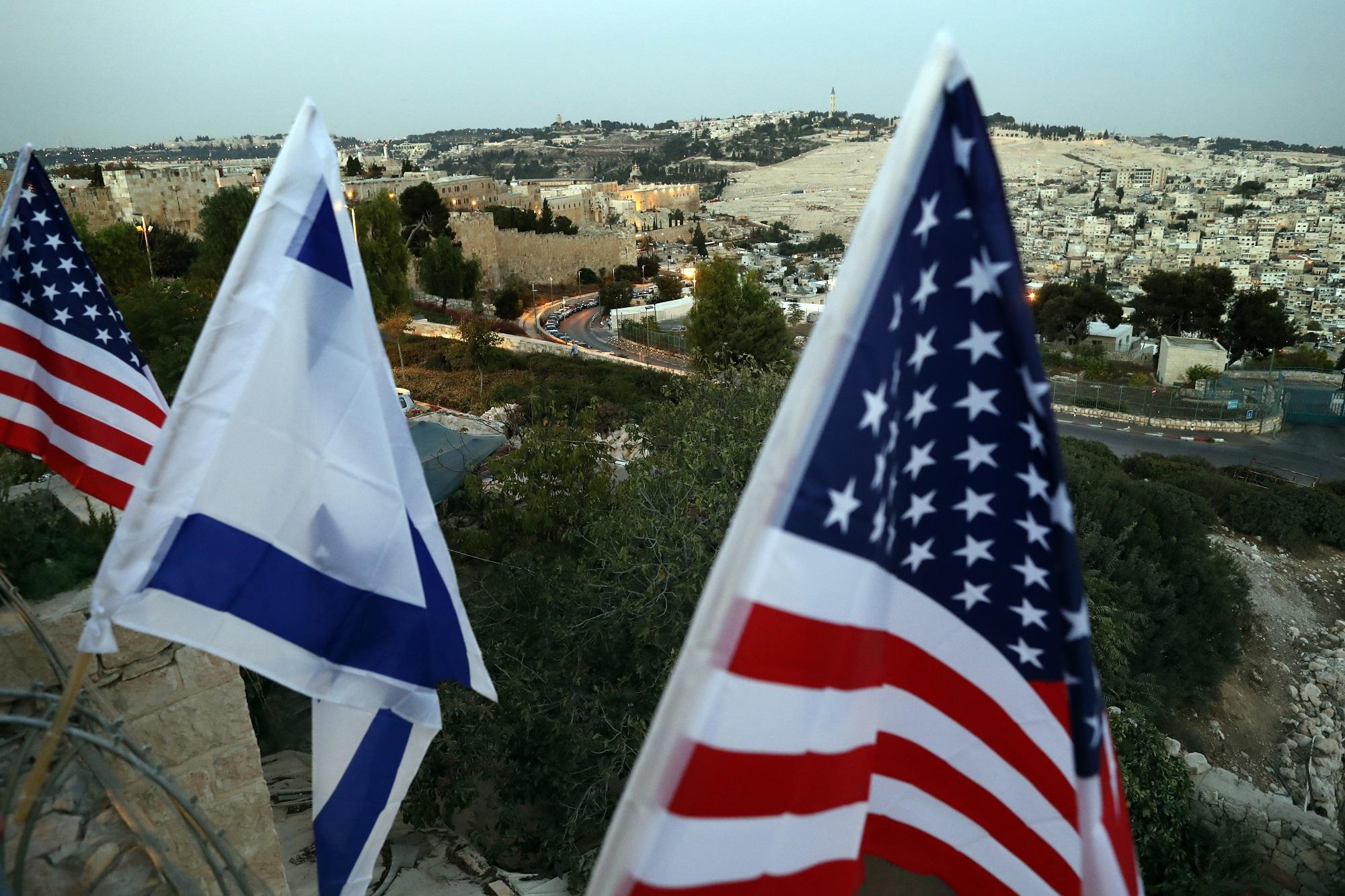 Las banderas de Israel y Estados Unidos ondean en una vivienda de uno de los asentamientos judíos en Jerusalén Este, declarados ilegales en diciembre pasado tras una resolución del Consejo de Seguridad de Naciones Unidas. Foto Thomas Coex (AFP).