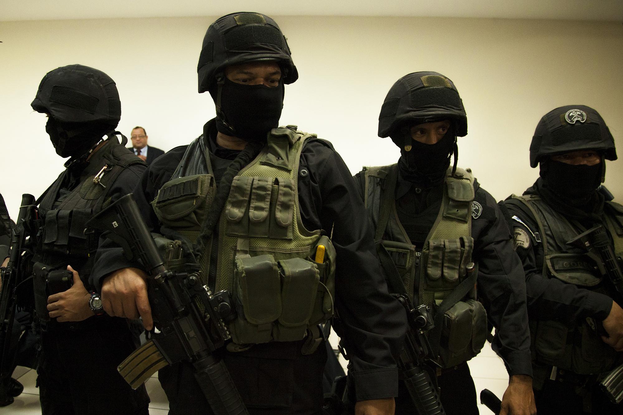 Agentes del Grupo de Operaciones Especiales de la PNC (GOPES) en el Centro Judicial Isidro Menéndez de San Salvador./ Foto: Víctor Peña