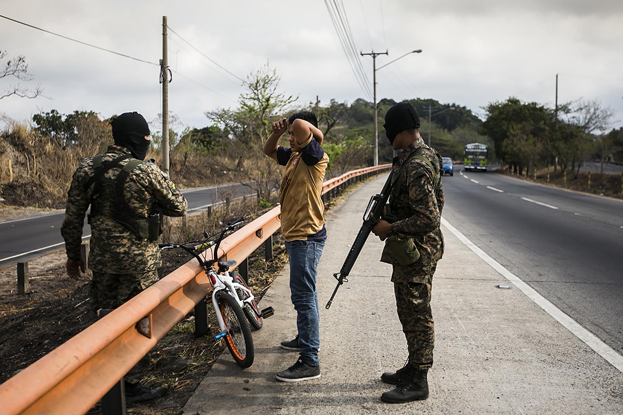 Militares realizan un registro preventivo a un joven que circula soobre la carretera hacia el aeropuerto e Comala, en el municipio de Olocuilta, en La Paz./ Foto EL Faro: Fred Ramos