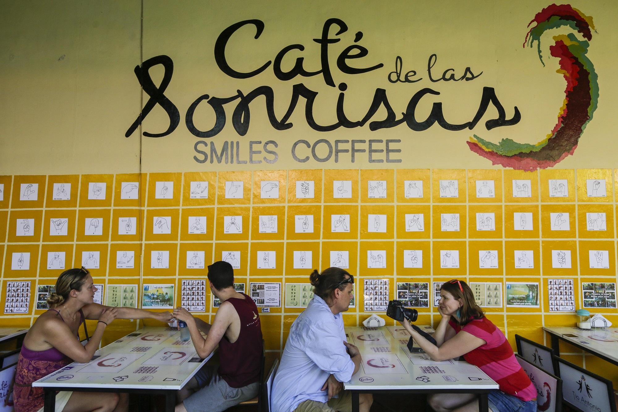 El Café de las Sonrisas, atendido y administrado por personas sordas o con serios problemas auditivos, está sobre la calle Xalteva, una de las más concurridas de la turística ciudad de Granada, en Nicaragua. Foto Inti Ocón (AFP).