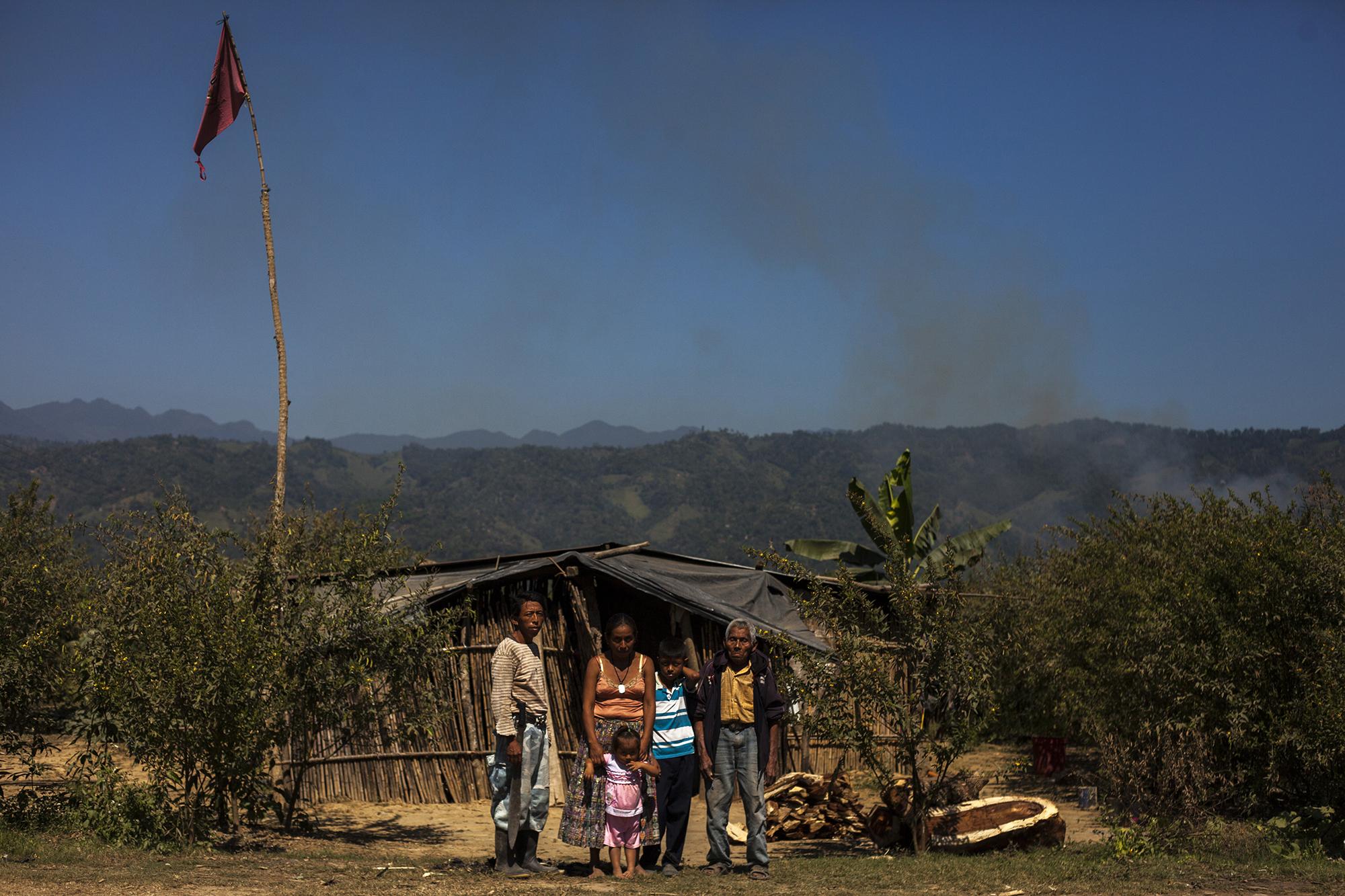 José Cac Pop (39), Juana Choc Tiul (40), Sebastián Choc (85), Jerónimo Cac Choc (12) y Zoila María Cac Choc (3) son parte de la familia establecida en el lugar donde murió Antonio Ac Beb, durante los desplazamientos que la aldea Miralvalle sufrió en el año 2011. Esta, como la mayor parte de familias de esta aldea en Alta Verapáz, no tiene ningún ingreso económico./Foto El Faro: Víctor Peña