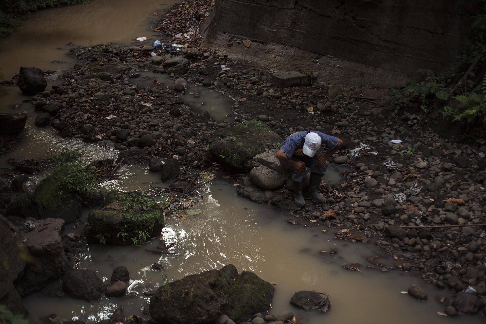 El Río Zanjón Quijivalá, en Retalhuleu, ha recibido desechos industriales del ingenio Tululá, según denuncias de las comunidades. El Ministerio de Medio Ambiente ha recibido al menos 40 denuncias contra la industria azucarera en los últimos cinco años. Los conflictos por el agua surgen constantemente ante la falta de ley que regule el uso de los ríos y lagos. 