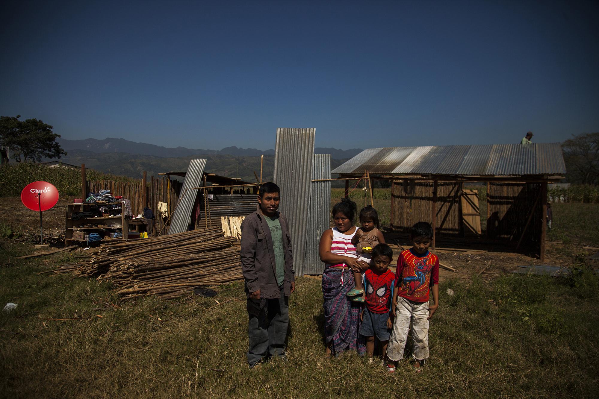 The Valle del Polochic is part of one of the most impoverished zones in Guatemala. There, parameters for prosperity are relative. José Luis Cux, 32 años, and his wife, Dominga Chen, 28, managed to build a house thanks to the savings they collected from the corn and bean crops that they sell. They say they