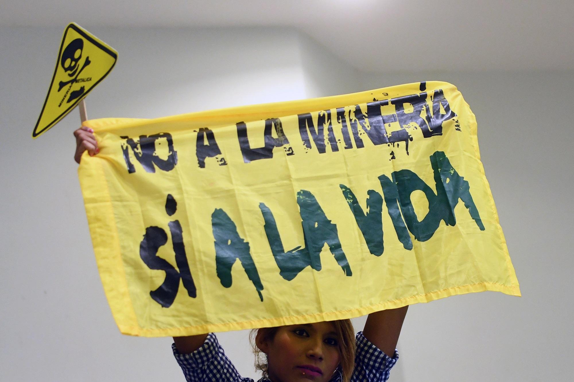 Una mujer protesta contra la minería metálica en la Asamblea Legislativa el 29 de marzo de 2017, día en el que se aprobó una ley que prohíbe la minería. Foto Marvin Recinos (AFP).