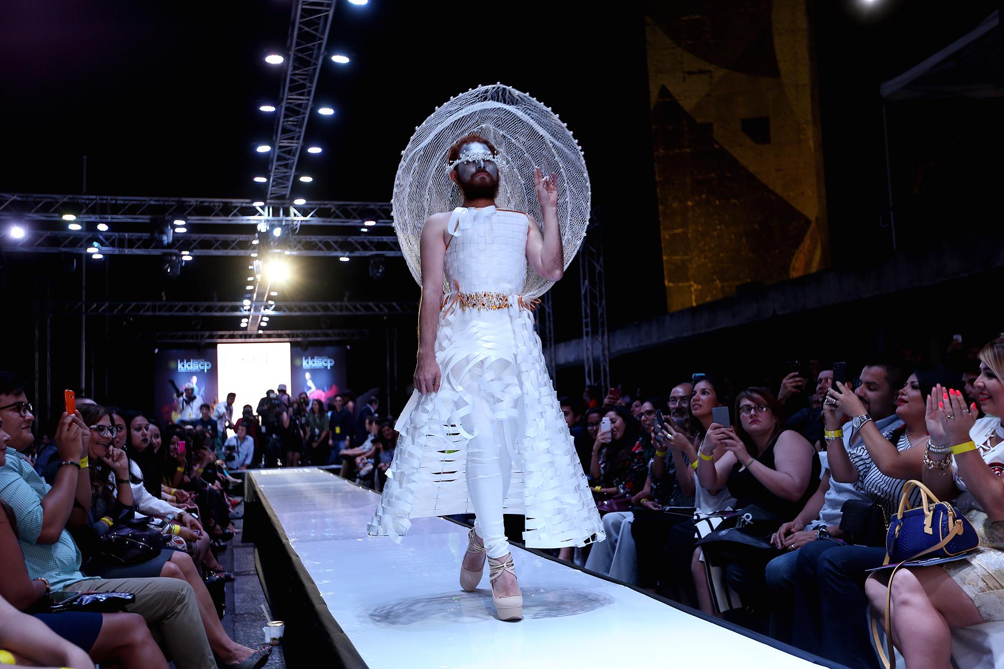 Milton Rodríguez desfiló con un vestido de novia. El público en el Museo de Arte de El Salvador celebró la audacia del diseñador y el modelo. Foto: Fred Ramos