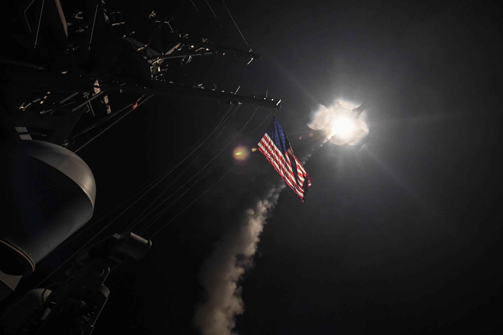 Un misil es lanzado en la madrugada del 7 de abril desde el destructor USS Porter, de la Armada estadounidense, contra objetivos en Siria. Foto Ford Williams (US Navy).