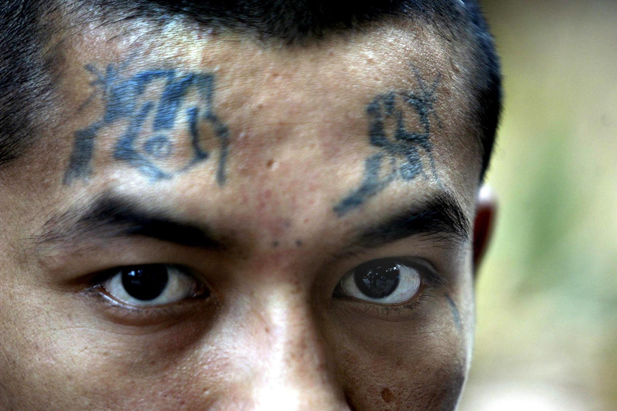 Fotografía de un activo de la Mara Salvatrucha tomada en San Salvador en marzo de 2005, cuando aún era relativamente habitual tatuarse el rostro para explicitar la pertenencia a la pandilla. Foto Yuri Cortez (AFP).