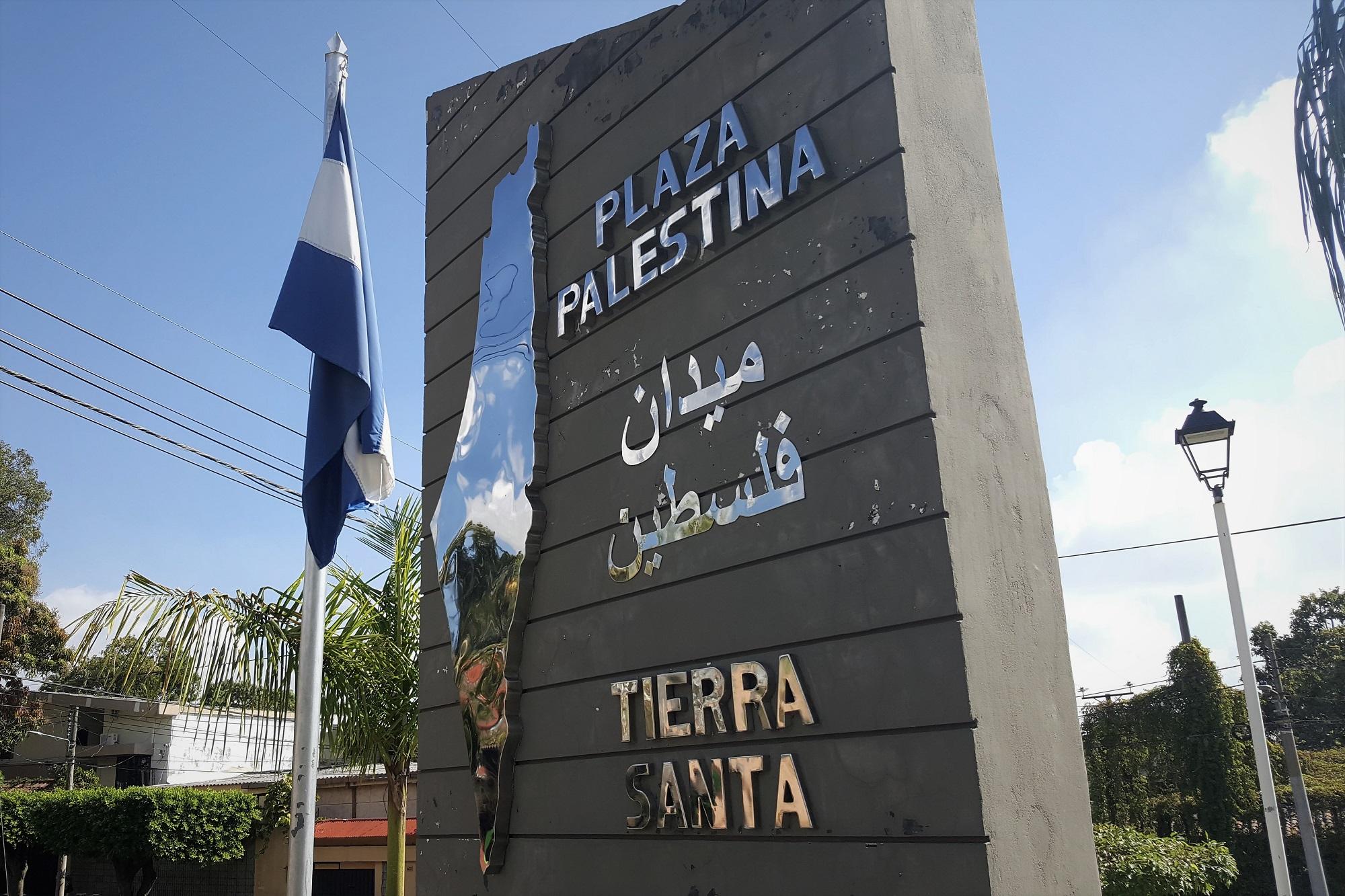 El conjunto monumental de la plaza Palestina ubicada en la colonia Escalón de San Salvador tiene como elemento central un mapa de la llamada ‘Palestina histórica’, que invisibiliza Israel. Foto archivo El Faro.