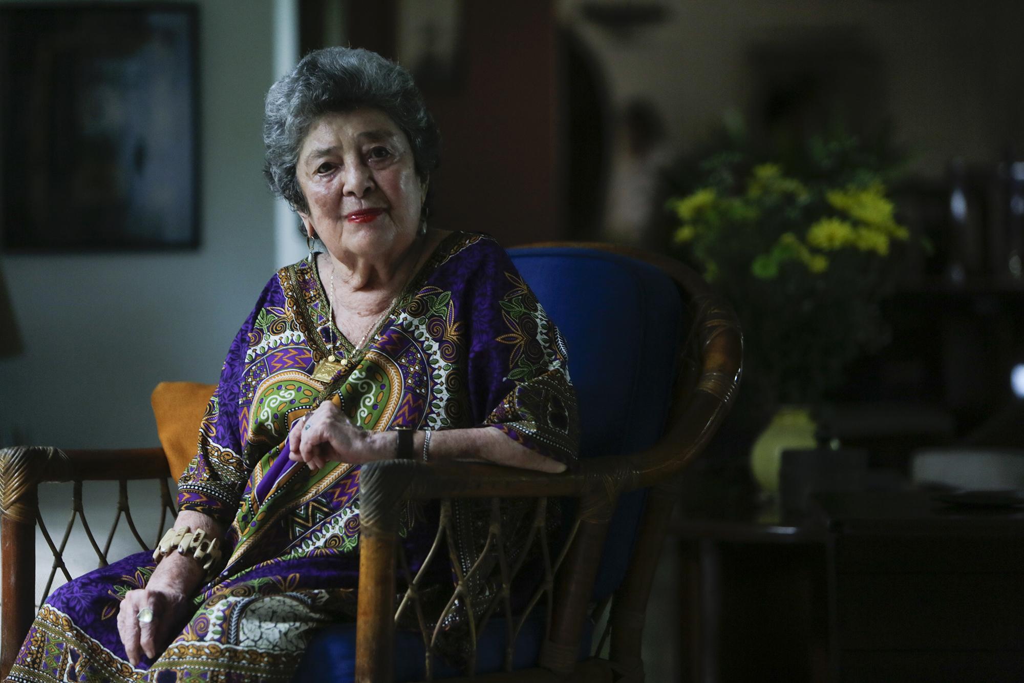 Claribel Alegría es entrevistada en su residencia el 18 de mayo, luego de ser anunciada como la ganadora de Premio Reina Sofía de Poesía Iberoamericana. AFP PHOTO / INTI OCON